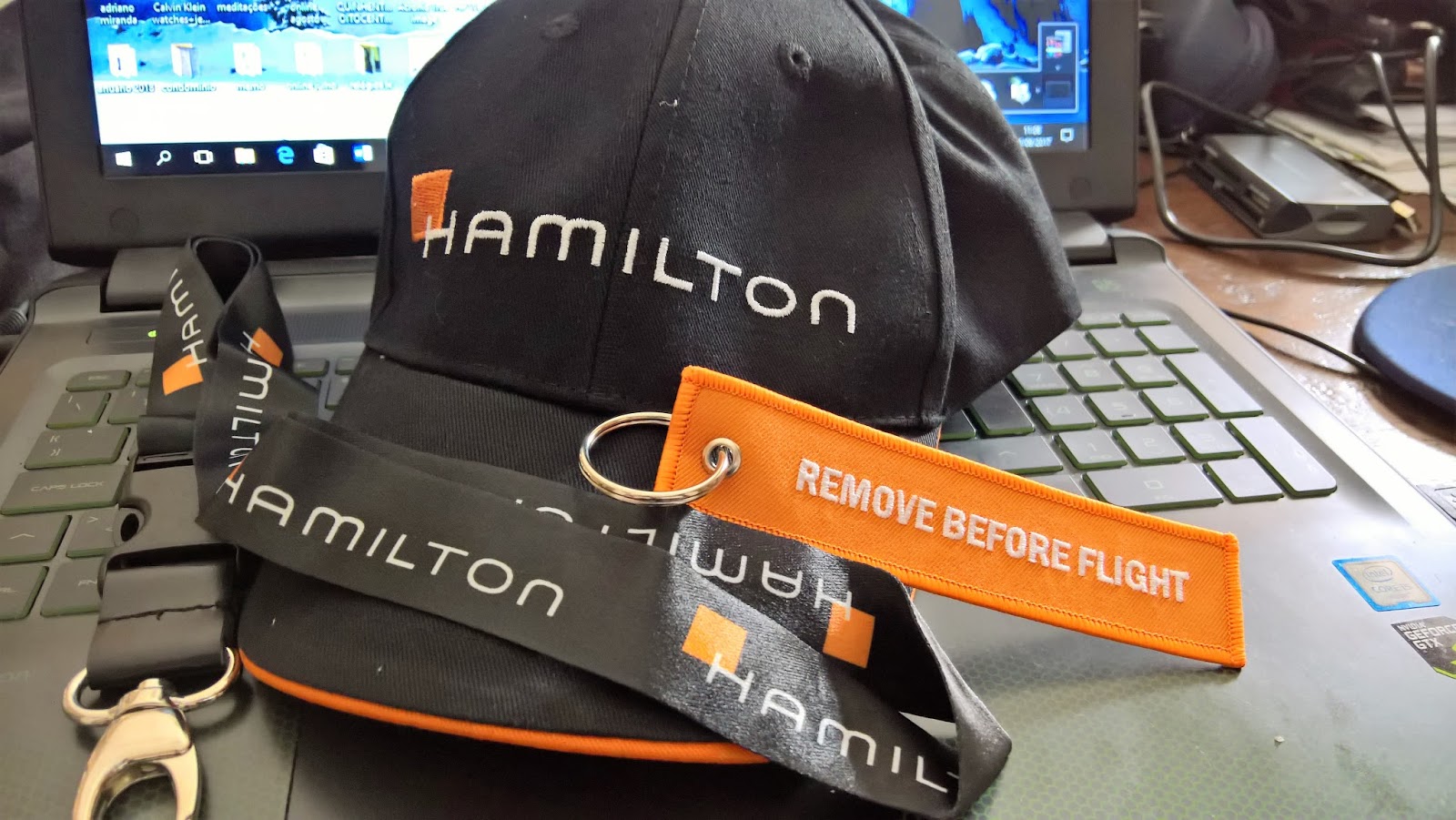 Estação Cronográfica Memorabilia portachaves e boné, relógios Hamilton