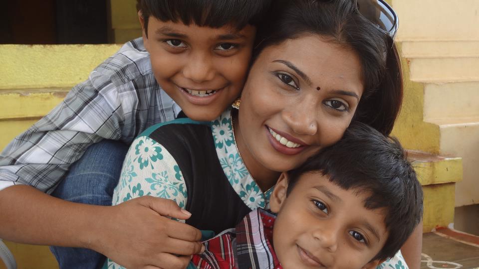 Tamil Actor Dhanush Elder Sister Vimala Geetha with Kids Sons | Tamil Actor Dhanush Elder Sisters Vimala Geetha & Karthika Photos | Family Photos | Real-Life Photos