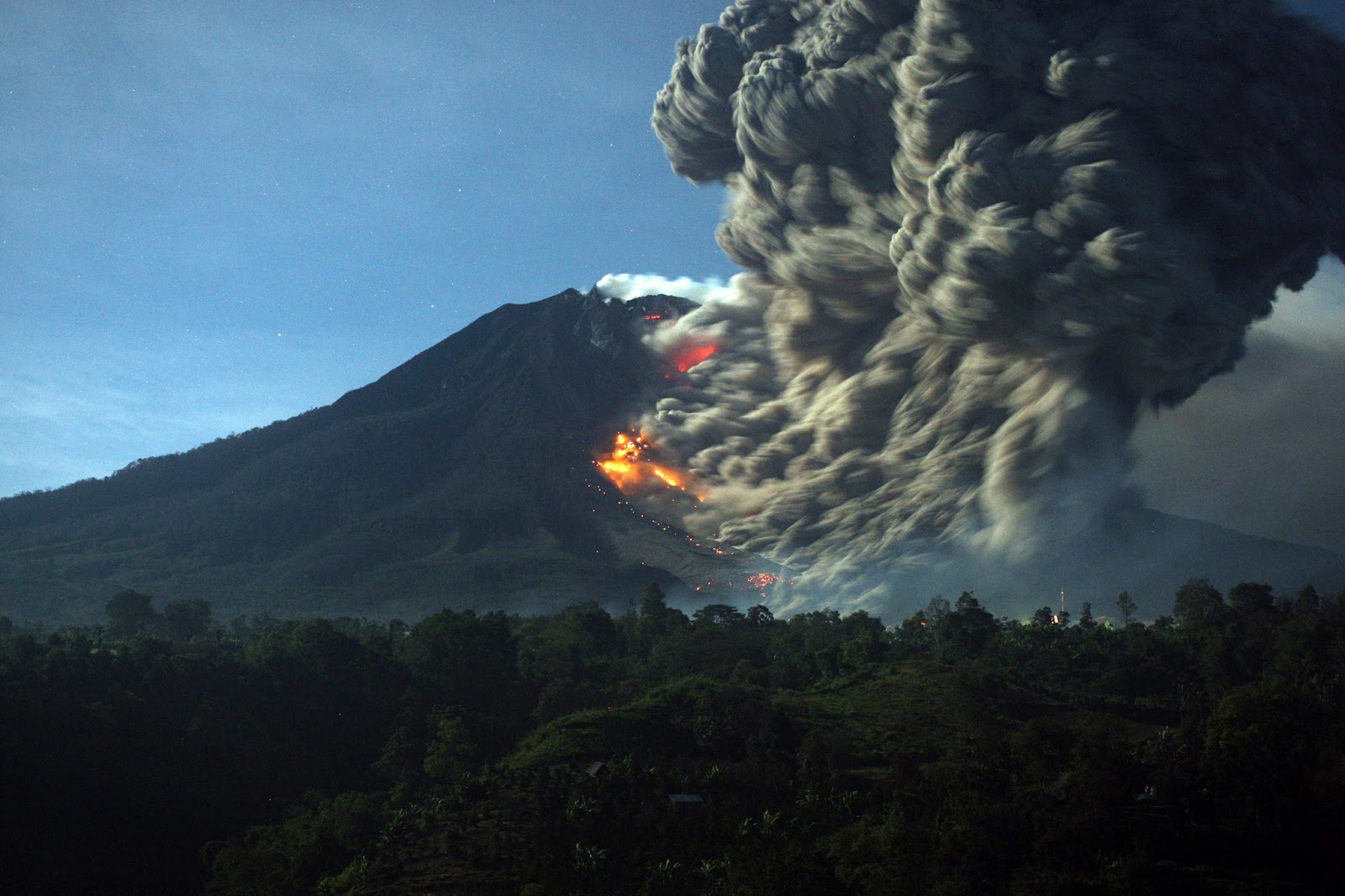 TBW A second Indonesian volcano erupts! Mount Sinabung North Sumatra
