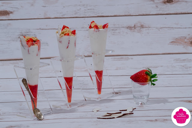 Cônes de coulis de fraises, de chantilly coco et de fraises avec un crumble de biscuits - Foodista Challenge #18