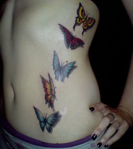 Tatuagens de borboletas no estômago para as mulheres