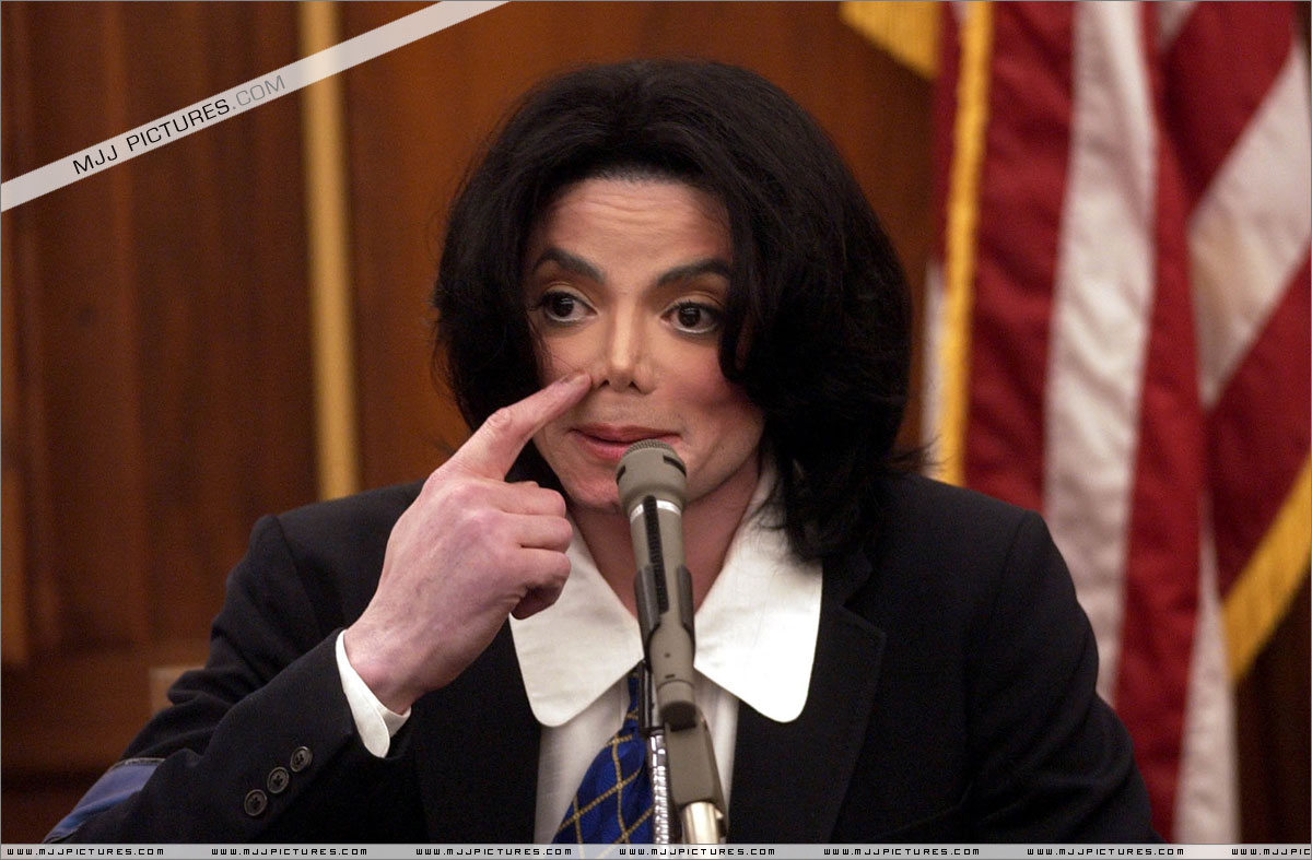 Джексона обвинили. Michael Jackson 2002 в суде.