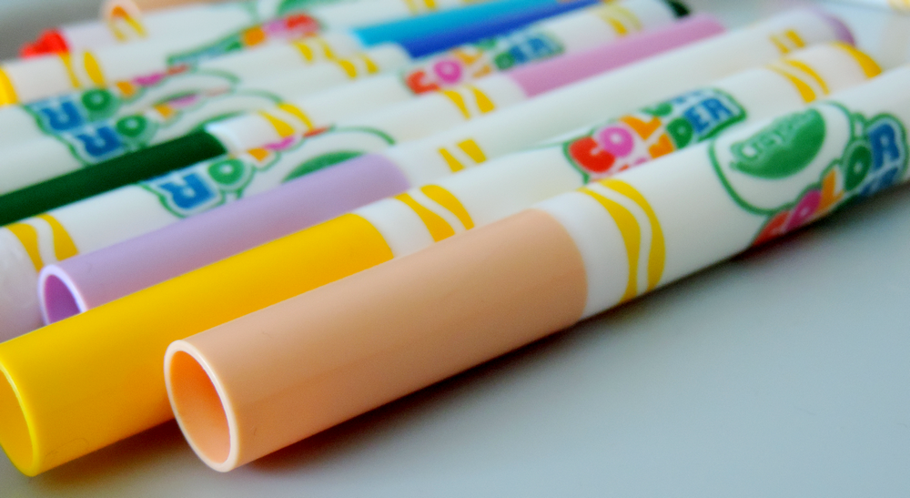 Crayons De Couleur De Dessin De Bébé Sur La Feuille De Papier. Art De Bébé  Photo stock - Image du crayons, retrait: 169744252