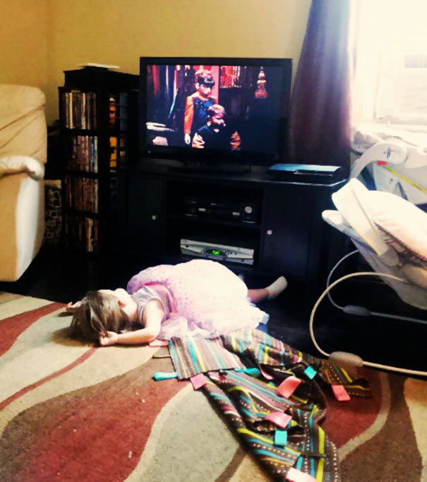 15+ Hilarious Pics That Prove Kids Can Sleep Anywhere - Napping Like A Princess On Front Of A Tv