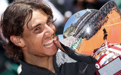 El tenista Nadal posa con su octavo título en Montecarlo