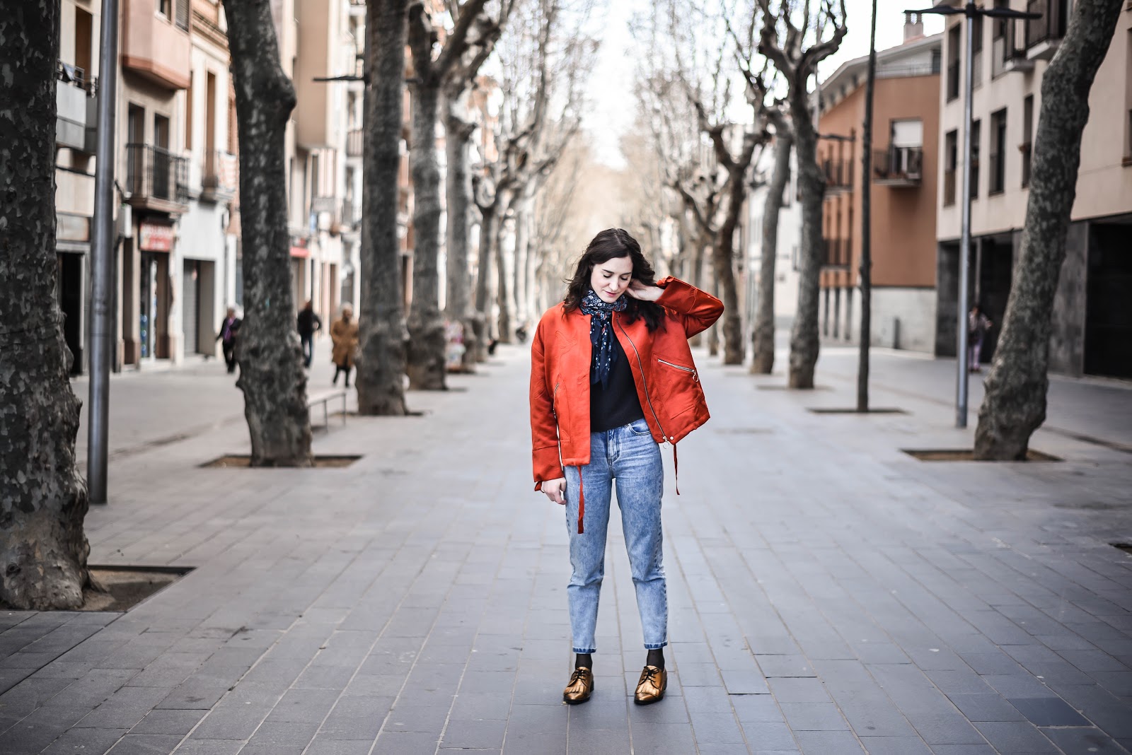 red_bomber_jacket_momjeans_look_street_style