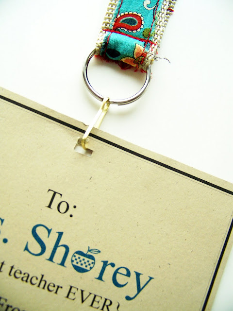 Teacher Appreciation Gift - Back to School DIY Badge and Pen Holder by the36thavenue.com PIN IT NOW AND MAKE IT LATER!