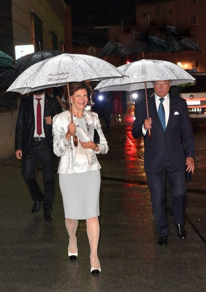 The King and Queen are in Salzburg this week for The Salzburg Festival and Amadeus. Silvia wore a jacket, pearl