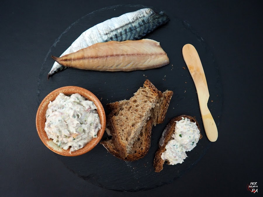 Paté de caballa ahumada aderezada con mayonesa casera y cebolla, pepinillo, cebollino y limón.