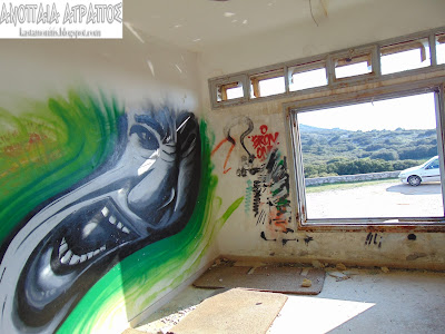 ΤΟ ΠΕΡΙΕΡΓΟ ΚΤΗΡΙΟ ΣΤΗΝ ΚΟΡΥΦΗ ΤΟΥ ΥΜΗΤΤΟΥ  