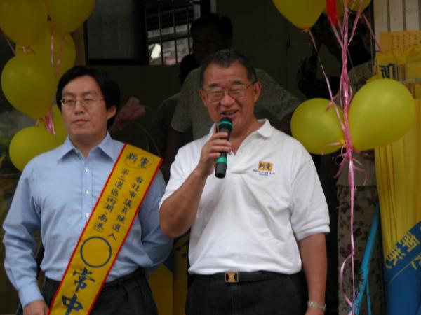 王建煊（右）曾擔任新黨「全國廉政勤政委員會」召集人，為參選市議員的常中天（左）輔選。