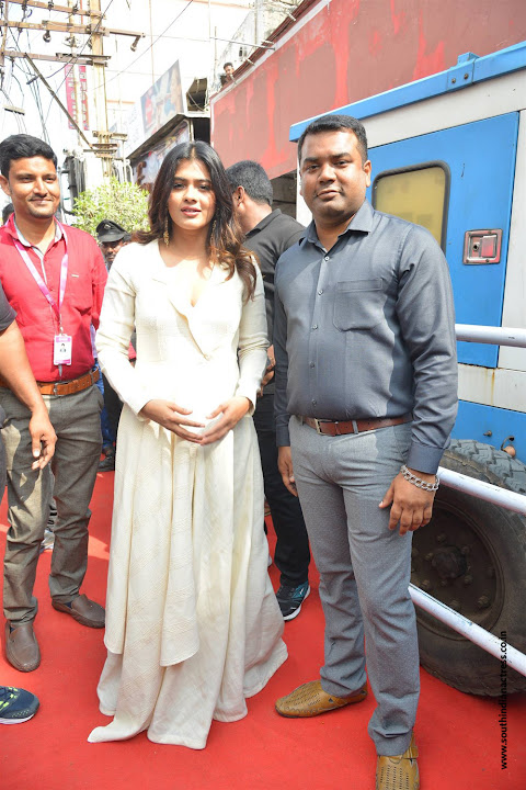 Hebah Patel launches B New Mobile Store at Tenali