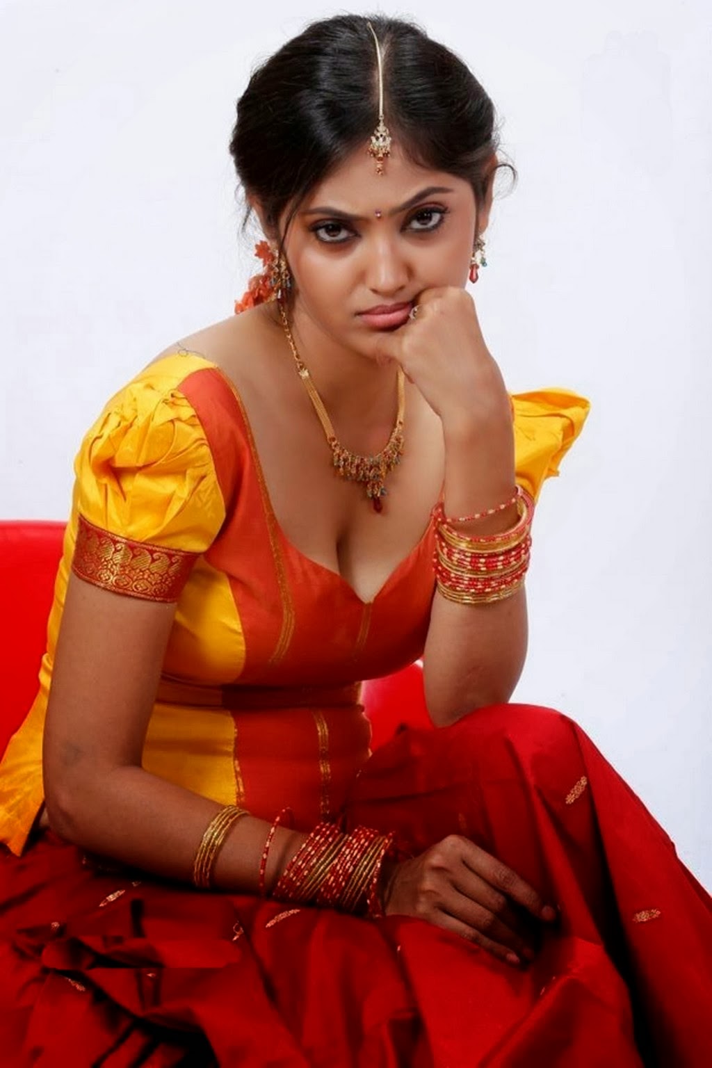 Tamil Actress Mulai Pundai