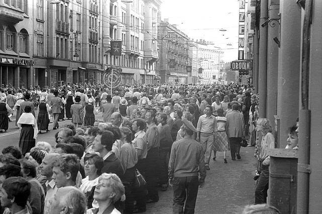 1985 год. Рига. Шествие фольклорных коллективов по улице Ленина (ныне улица Бривибас) (photo by vatsons_photo)