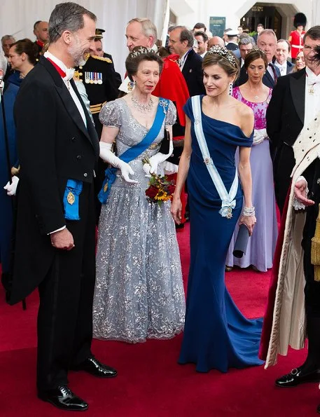 Queen Letizia wore a Navy blue gown, Diamond necklace, diamond earrings, diamon tiara. Princess Anne tiara and necklace, and wore lace dress