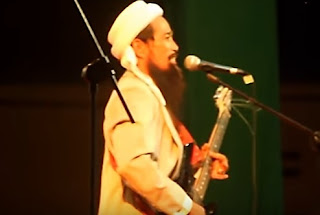Gaya KH. Abdul Mutholib saat nyanyikan lagu