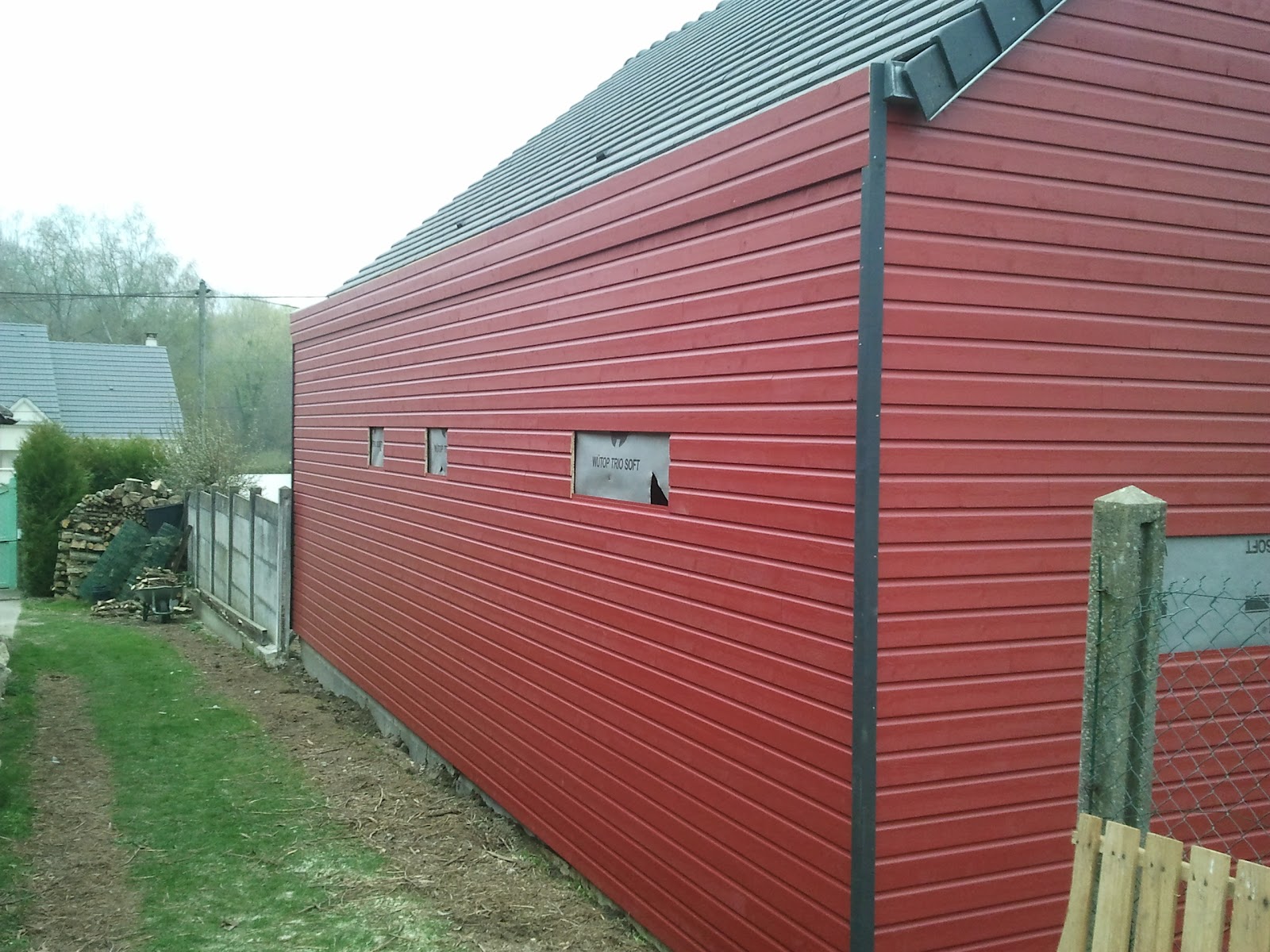 La maison de bois rouge Remplacement du clin PVC par du