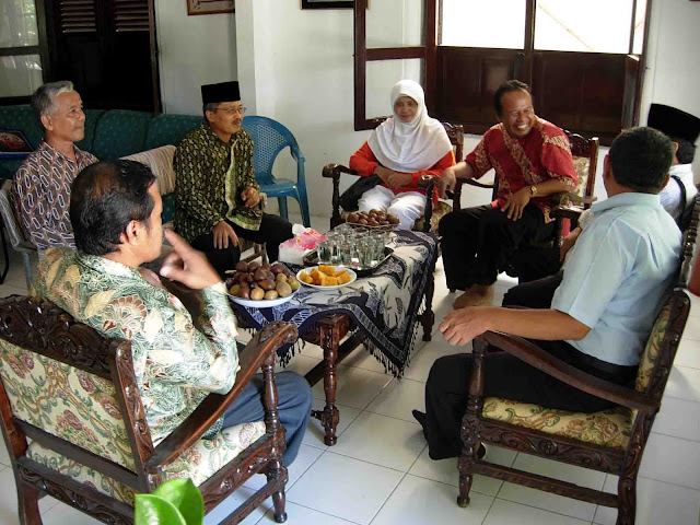 Bagaimana yang Lebih Mulia, Jika ada Tamu Saat Adzan atau Waktu Shalat? Bagaimana yang Lebih Mulia, Jika ada Tamu Saat Adzan atau Waktu Shalat?