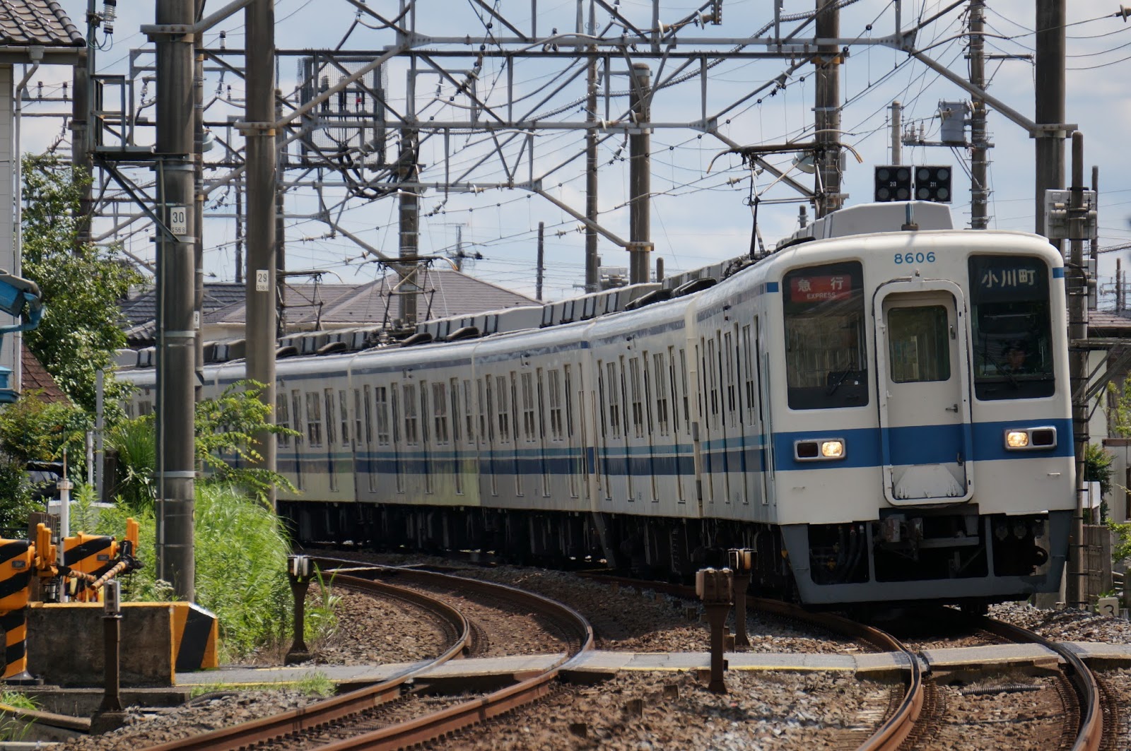 東上線を走る東武鉄道8000系