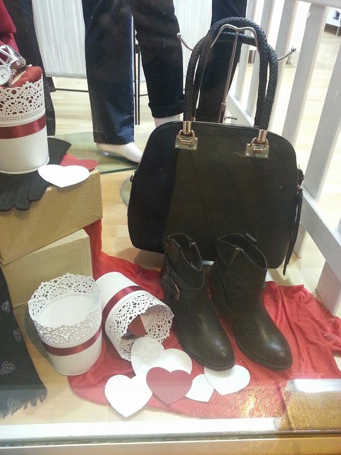 bodegon detalle de corazones blancos y rojos, san valentin, escaparate