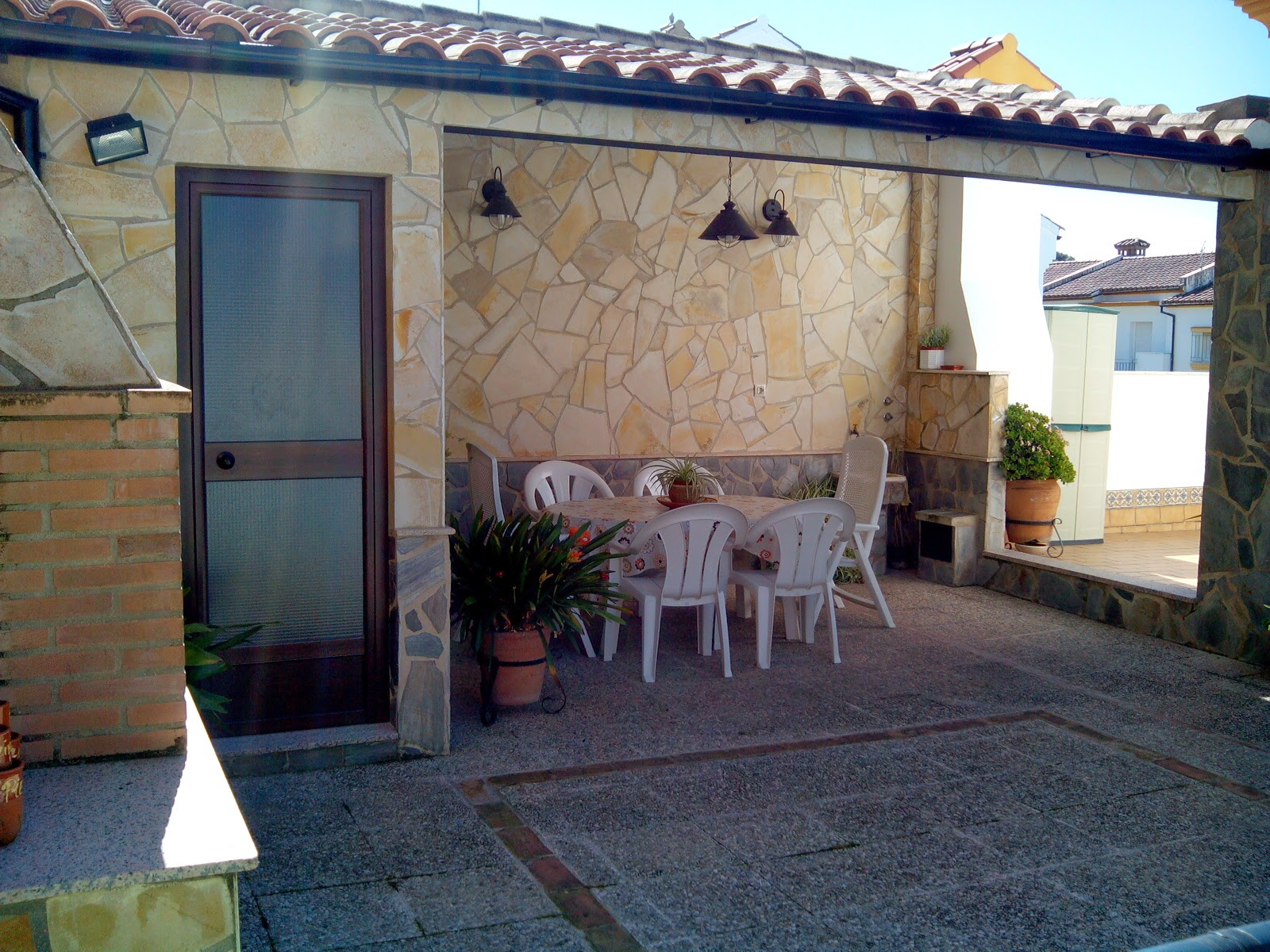 Casa Sierra de Cádiz : PATIO PISCINA SOLÁRIUM PORCHE BARBACOA!!!!!