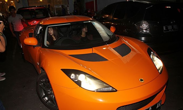 Berikut Adalah Deretan Artis Indonesia Dengan Mobil Mewahnya