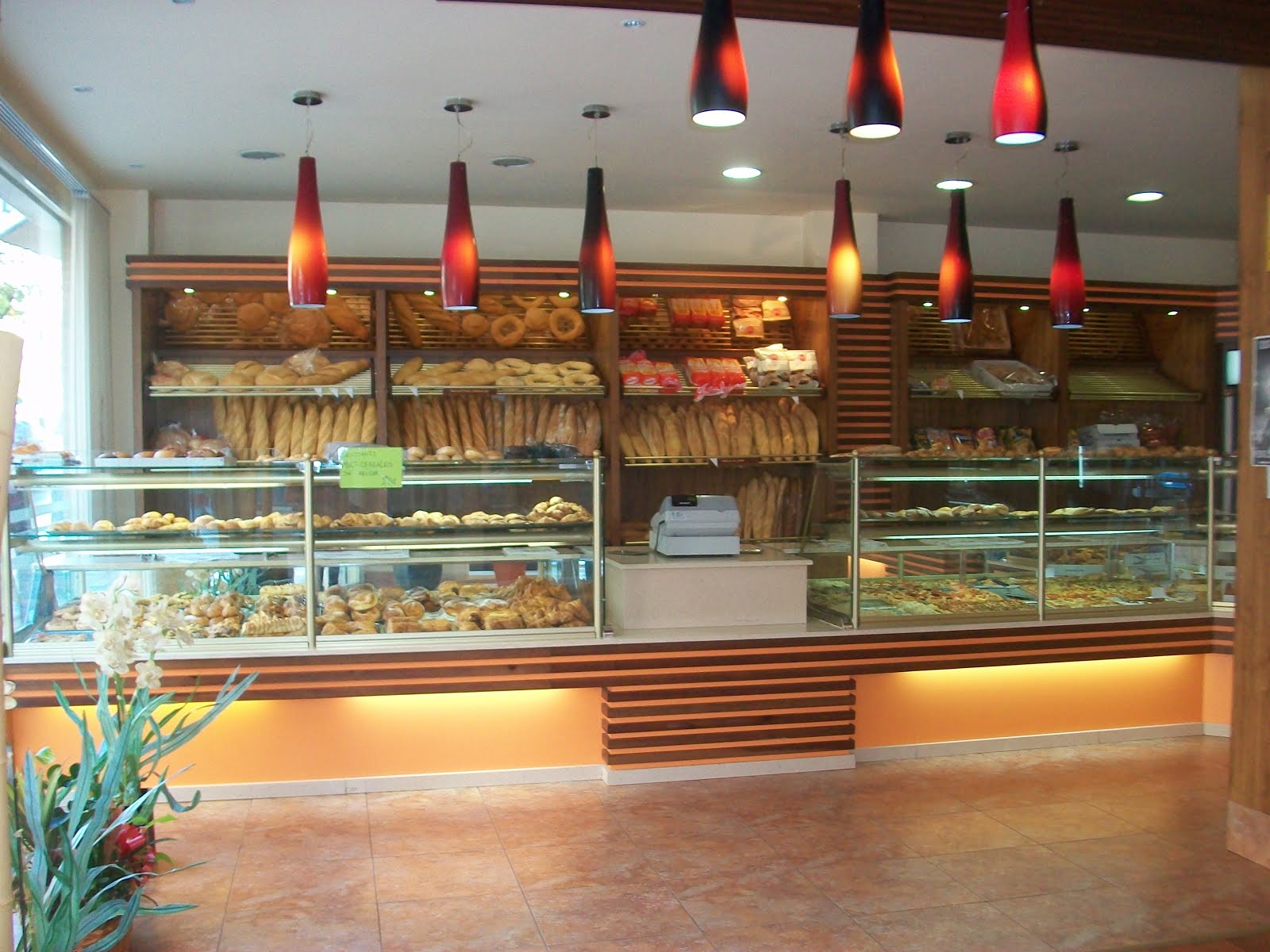 Come Rico en SanJuanDeMiraflores Panadería, pastelería y jugueria