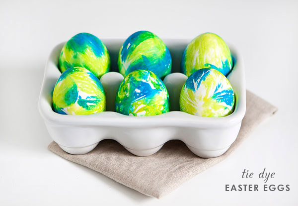 Как красить яйца пищевым красителем. Краска для яиц. Краска для яиц на Пасху. Покрасить яйца. Окрашивание яиц пищевыми красителями.