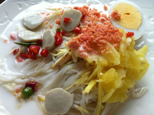 Easy Thai noodle recipe –Rice vermicelli with pineapple and coconut milk sauce