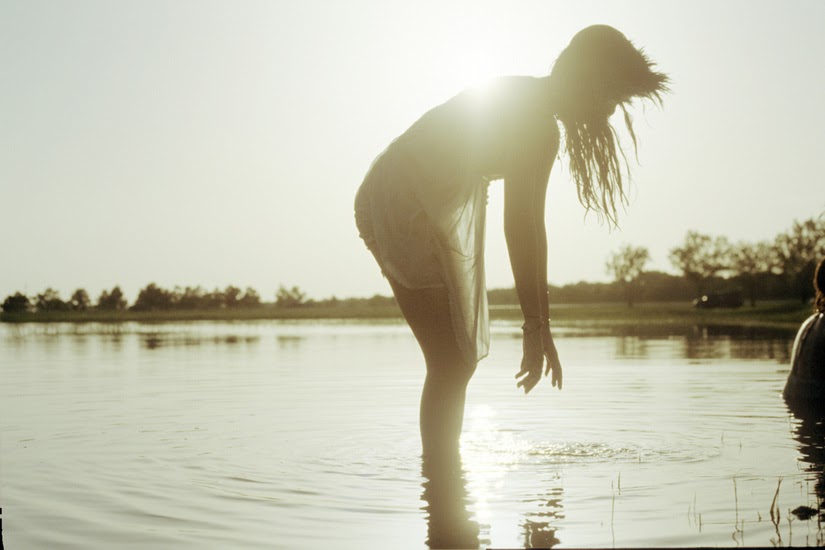 фотограф ann march. Ann is he. алиса пермякова фотомодель. лежащая девушка залитая солнцем. Ann is he.