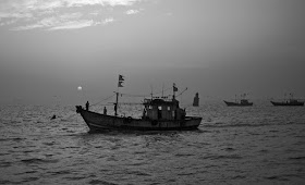 monochrome monday, black and white weekend, fishing boats, arabian sea, sassoon docks, mumbai, india, 
