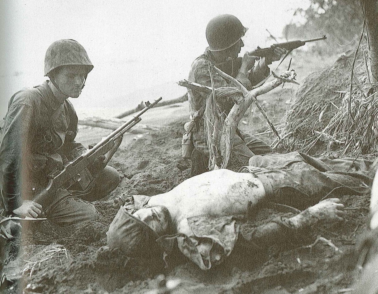 Japan No War Jnw 日本平和の市民連盟 ガダルカナル島 の山腹には 多数の日本兵の死体だけでなく 海兵隊のも散在して血染めの高地となった