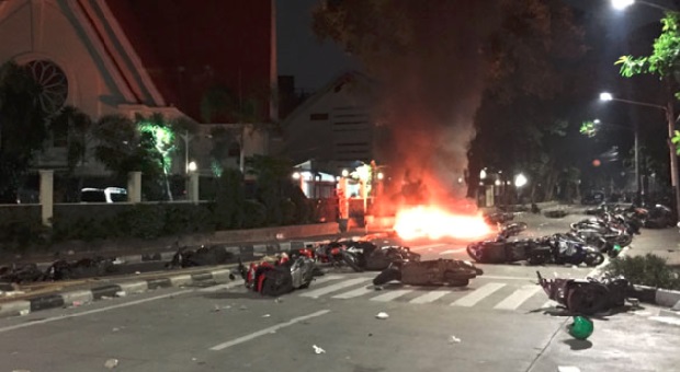 Seorang Wartawan Pasrah Melihat Sepeda Motornya Dibakar Massa
