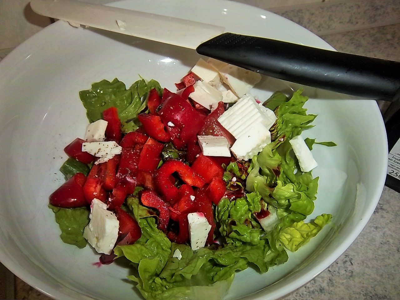 Gemischter Sommersalat mit Schafskäse und Speck