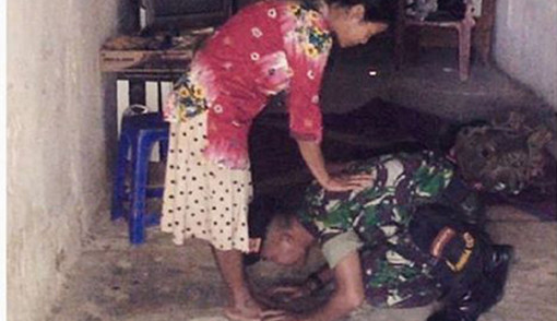 Cium Kaki Ibu, Foto TNI ini Jadi Viral di Facebook