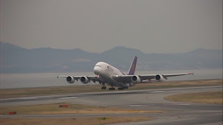 第1滑走路から飛び立つタイ国際航空のA380