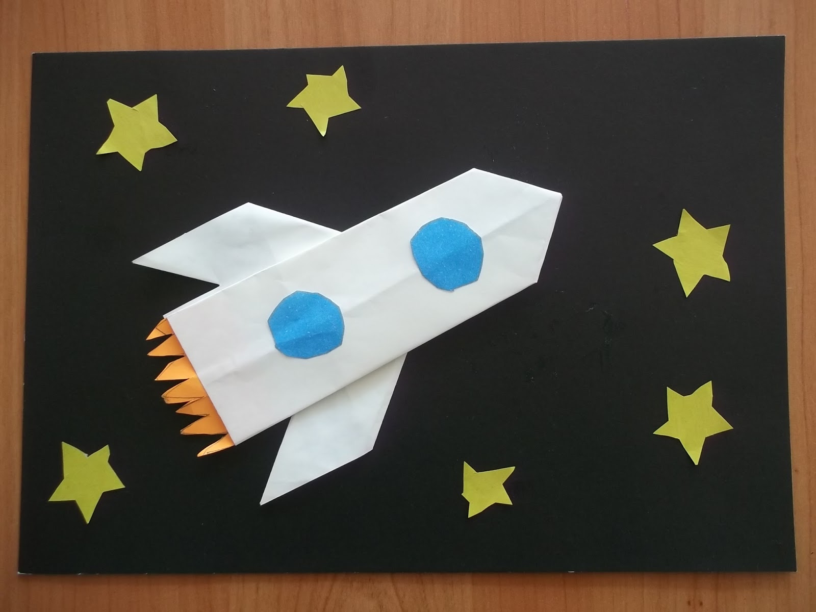 Оригами ко дню космонавтики в детском саду. Аппликация ко Дню космонавтики. Аппликация на тему космос. Ракета аппликация для детей.
