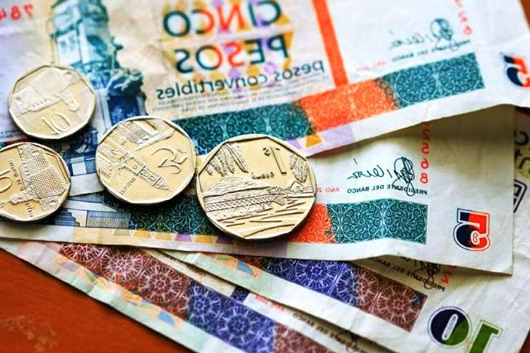 Doktorlar, tezgahtar ve garsonlarla aynı Küba parasını almaktadır.