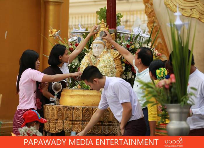 Aye Myat Thu Visits Shwe Dagon Pagoa On New Year Holiday in Myanmar