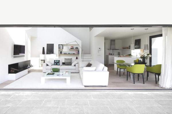 Hogares Frescos: Casa Inspiración de Vacaciones: Blanca Villa en el PGA