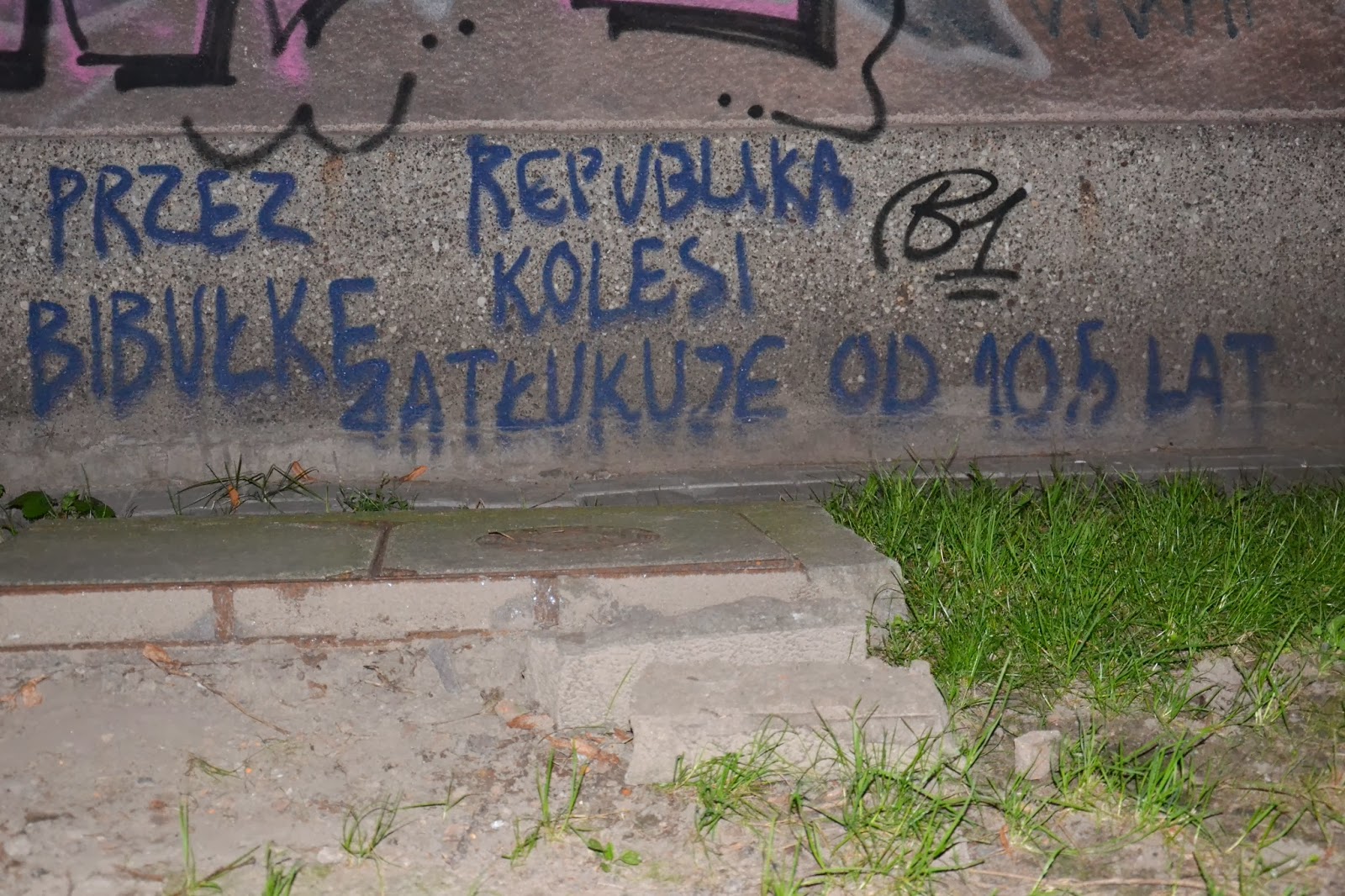 Narysuj Znaki Malowane Na Murach Przez Członków Organizacji Wawer Napisy na murach: Rocznica