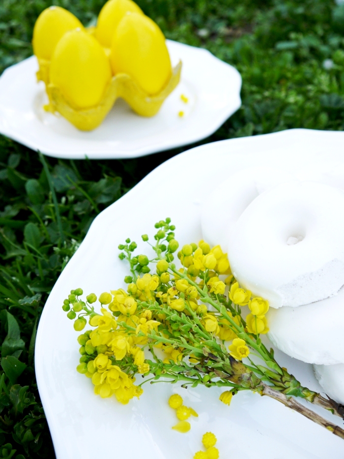 Easter Party Ideas | Yellow & White Daisy Inspired Spring Tablescape - BirdsParty.com