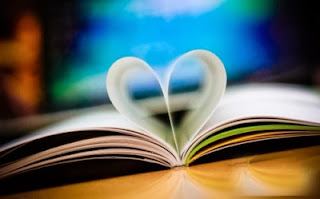 coeur d amour avec les page d'un livre
