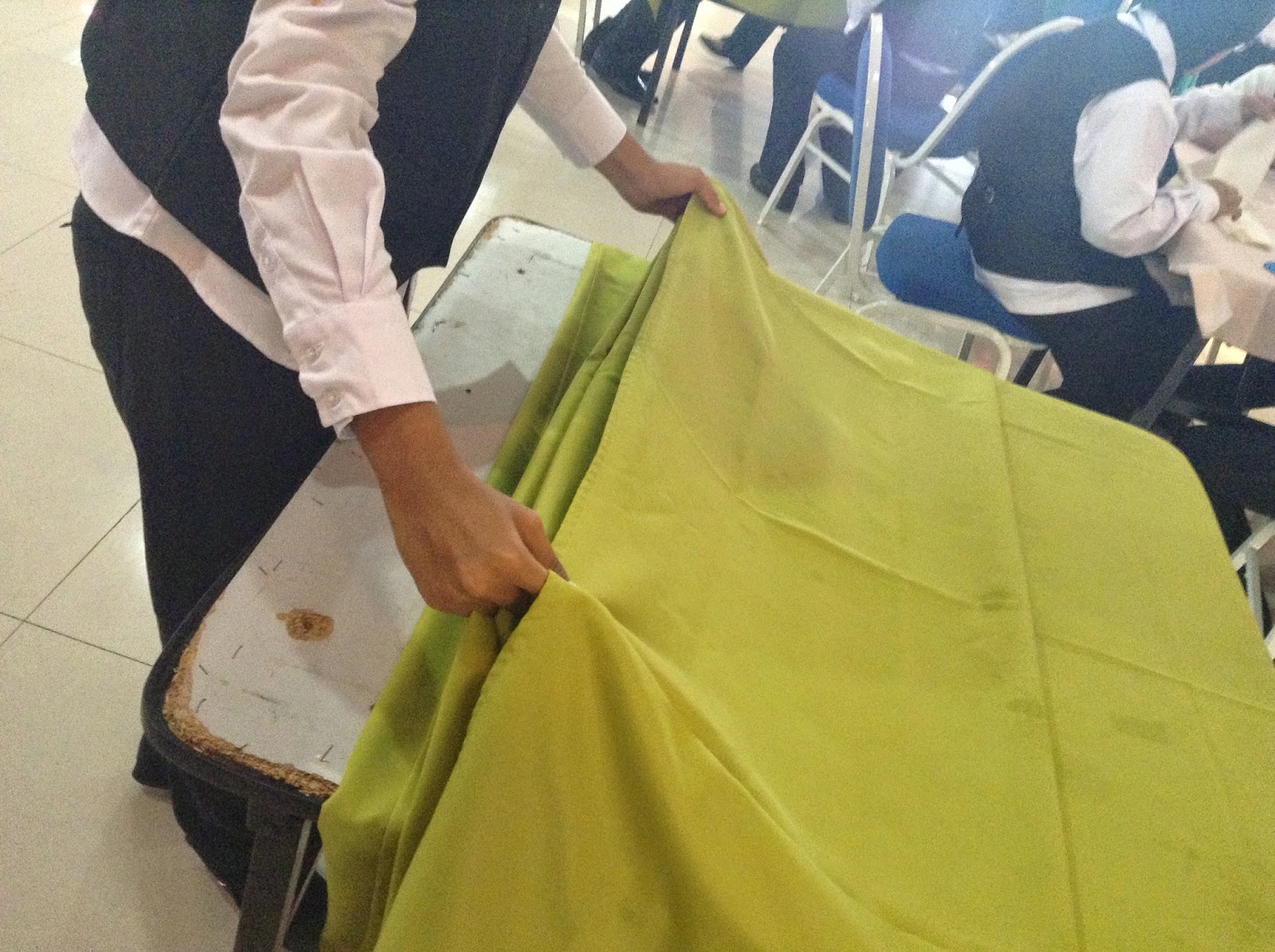 HH309Food and Beverage (aliments et boissons) How lay and change table cloth