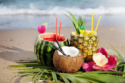 Cocteles frescos y exóticos de frutas en la playa - nice-fresh-exotic-cocktails-served-on-the-beach