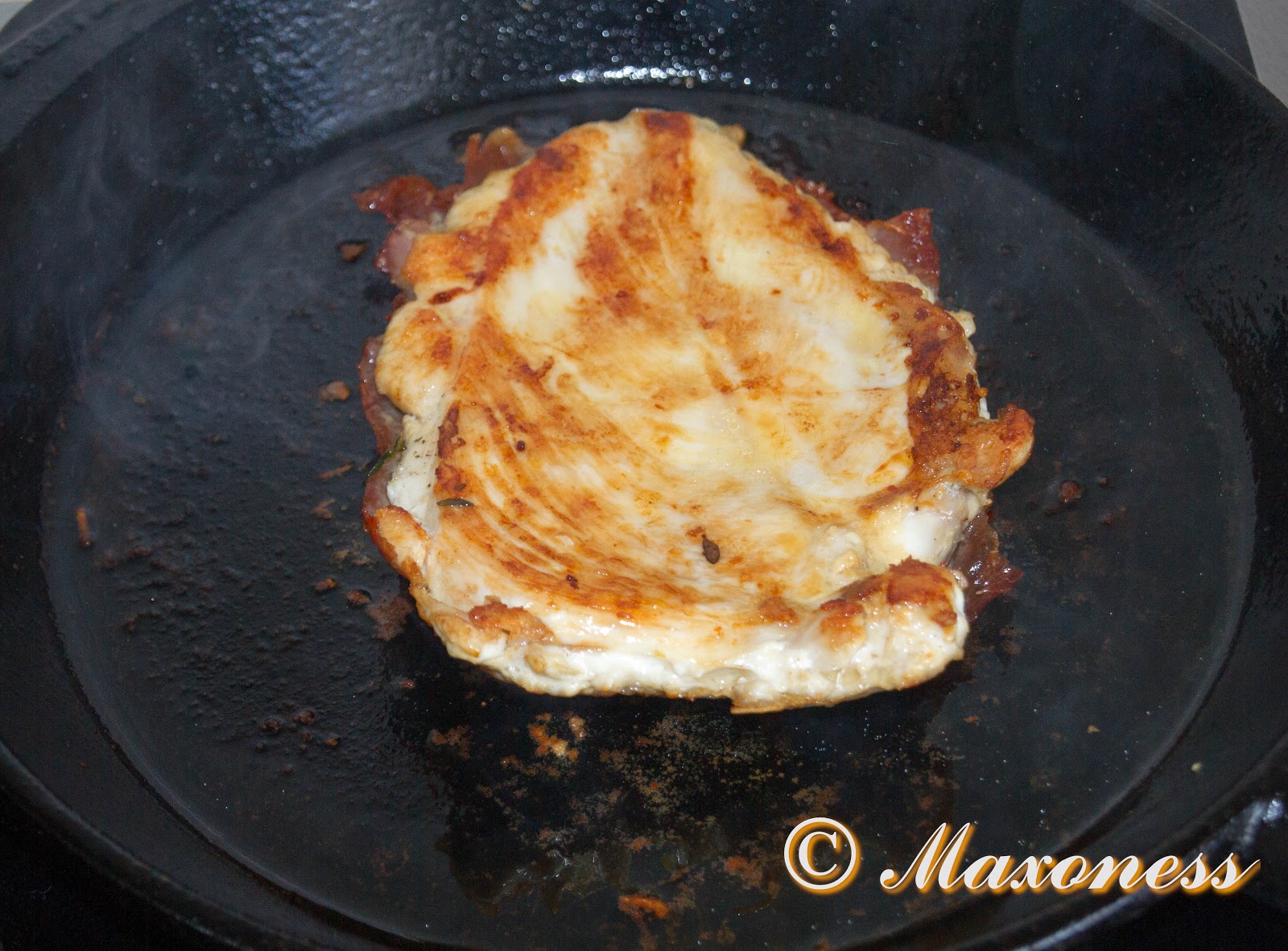 сковорода чикен. куриная грудка целиком на сковороде. жареная грудка. куриная грудка в кефире на сковороде. филе курицы на сковородке.