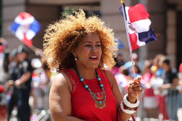 una mujer mulata dominicana afro-latina