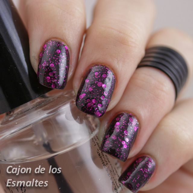 Revlon Scandalous o Facets of Fuchsia - Dos capas con topcoat