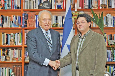 Elías Levy Benarroch es uno de los periodistas que más conoce Israel y el conflicto de Oriente Medio. De mente abierta y sincero, ha estudiado el tema con seriedad, lo ha visto de frente y lo ha enseñado a decenas de colegas y alumnos provenientes de diversas partes del mundo que lo escuchan en cursos o conferencias. Aquí cuenta cómo llegó a Israel, cómo ve el periodismo actual y por qué su alma también es israelí.
