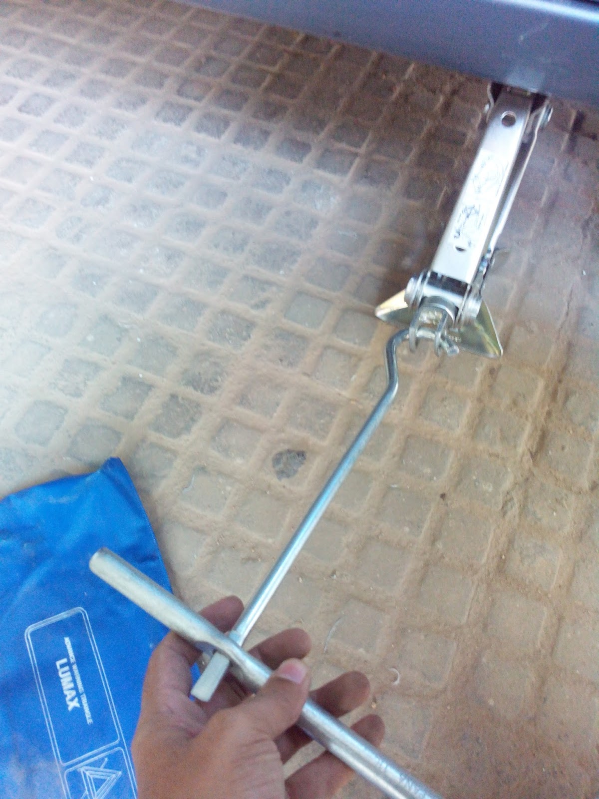 Shivashankar blog How to replace Car wheel for Maruti Wagon R with a